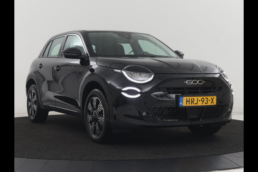 Fiat 600 1.2 Hybrid Urban | Stoelverwarming | 360 camera | | Stoelverwarming | 360 camera | Cruise control | Navigatie | Carplay | DAB | Climate control | Full LED | Park assist | Sfeerverlichting