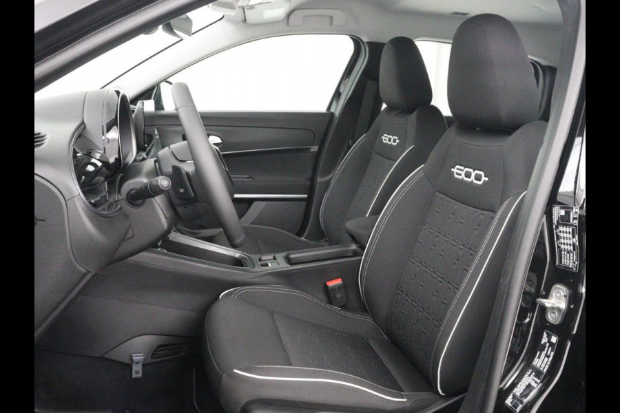 Fiat 600 1.2 Hybrid Urban | Stoelverwarming | 360 camera | | Stoelverwarming | 360 camera | Cruise control | Navigatie | Carplay | DAB | Climate control | Full LED | Park assist | Sfeerverlichting