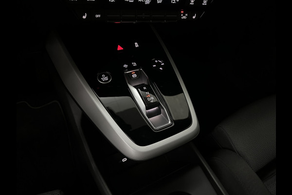 Audi Q4 e-tron 40 204pk 77 kWh | #RS-Lederen Bekleding | ACC | Matrix Led | 3 Zone Clima | Kieselgrau | 2023 | Btw auto, 27150,= ex. | Bovag garantie. 4x Q4 op voorraad!