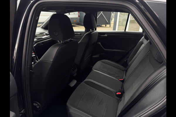 Volkswagen T-Roc 1.5 TSI R-Line | 150 PK | Trekhaak | IQ-Light | Camera | Stoelverwarming | Beats | PDC Rondom |