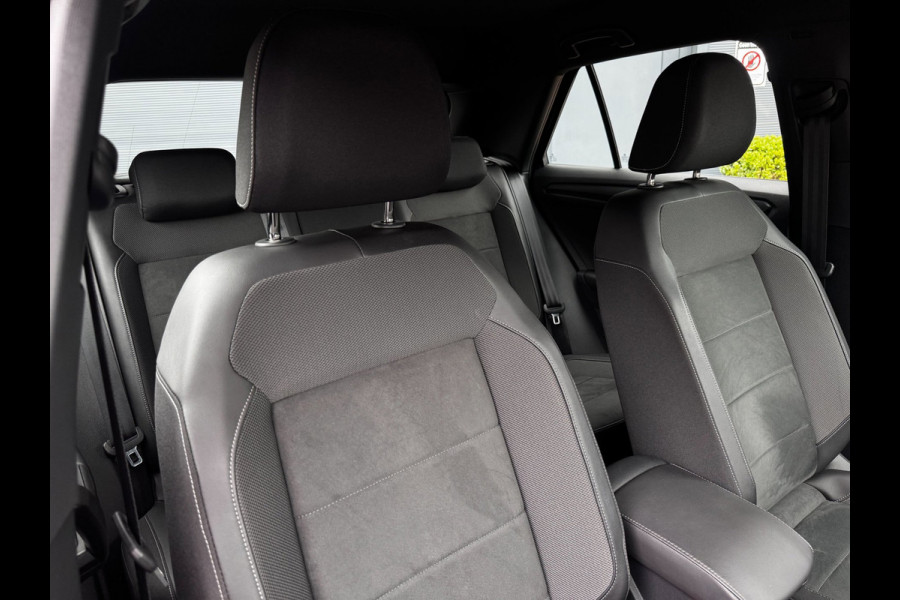 Volkswagen T-Roc 1.5 TSI R-Line | 150 PK | Trekhaak | IQ-Light | Camera | Stoelverwarming | Beats | PDC Rondom |