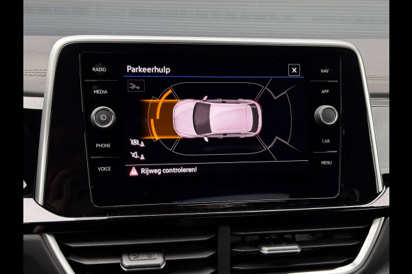 Volkswagen T-Roc 1.5 TSI R-Line | 150 PK | Trekhaak | IQ-Light | Camera | Stoelverwarming | Beats | PDC Rondom |