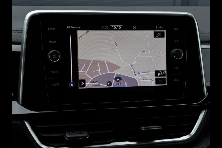 Volkswagen T-Roc 1.5 TSI R-Line | 150 PK | Trekhaak | IQ-Light | Camera | Stoelverwarming | Beats | PDC Rondom |