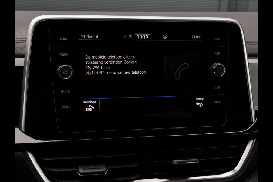 Volkswagen T-Roc 1.5 TSI R-Line | 150 PK | Trekhaak | IQ-Light | Camera | Stoelverwarming | Beats | PDC Rondom |