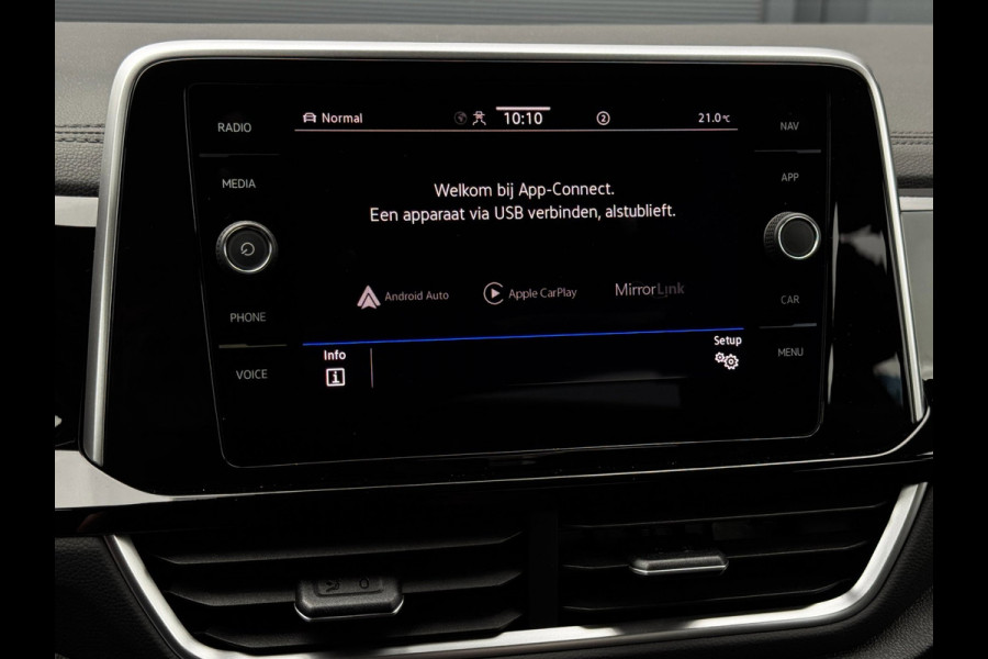 Volkswagen T-Roc 1.5 TSI R-Line | 150 PK | Trekhaak | IQ-Light | Camera | Stoelverwarming | Beats | PDC Rondom |