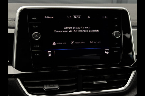 Volkswagen T-Roc 1.5 TSI R-Line | 150 PK | Trekhaak | IQ-Light | Camera | Stoelverwarming | Beats | PDC Rondom |