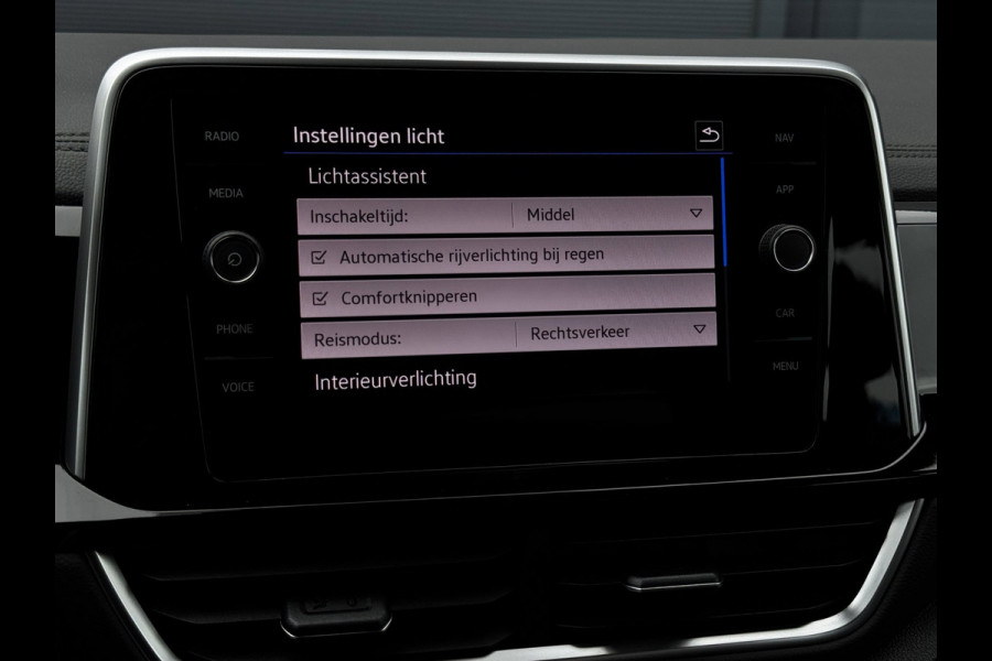 Volkswagen T-Roc 1.5 TSI R-Line | 150 PK | Trekhaak | IQ-Light | Camera | Stoelverwarming | Beats | PDC Rondom |