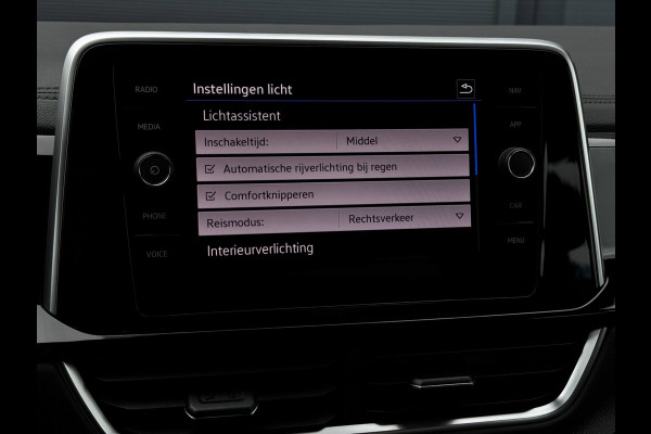 Volkswagen T-Roc 1.5 TSI R-Line | 150 PK | Trekhaak | IQ-Light | Camera | Stoelverwarming | Beats | PDC Rondom |