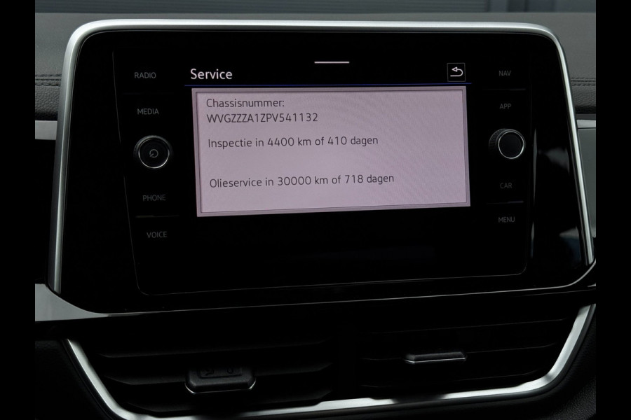 Volkswagen T-Roc 1.5 TSI R-Line | 150 PK | Trekhaak | IQ-Light | Camera | Stoelverwarming | Beats | PDC Rondom |