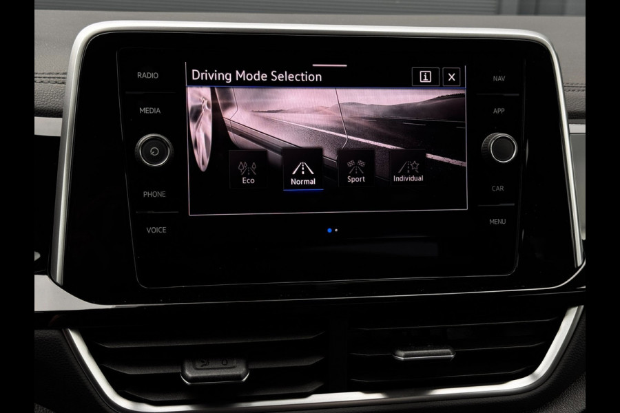 Volkswagen T-Roc 1.5 TSI R-Line | 150 PK | Trekhaak | IQ-Light | Camera | Stoelverwarming | Beats | PDC Rondom |