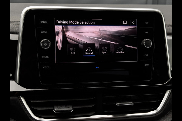 Volkswagen T-Roc 1.5 TSI R-Line | 150 PK | Trekhaak | IQ-Light | Camera | Stoelverwarming | Beats | PDC Rondom |