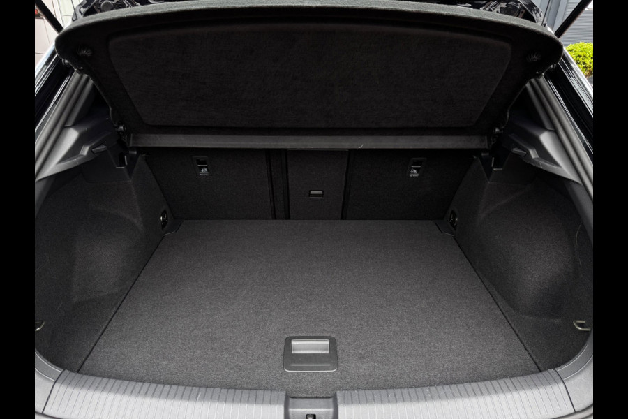 Volkswagen T-Roc 1.5 TSI R-Line | 150 PK | Trekhaak | IQ-Light | Camera | Stoelverwarming | Beats | PDC Rondom |