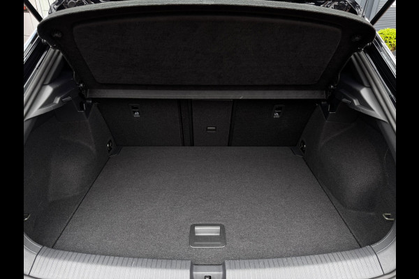 Volkswagen T-Roc 1.5 TSI R-Line | 150 PK | Trekhaak | IQ-Light | Camera | Stoelverwarming | Beats | PDC Rondom |