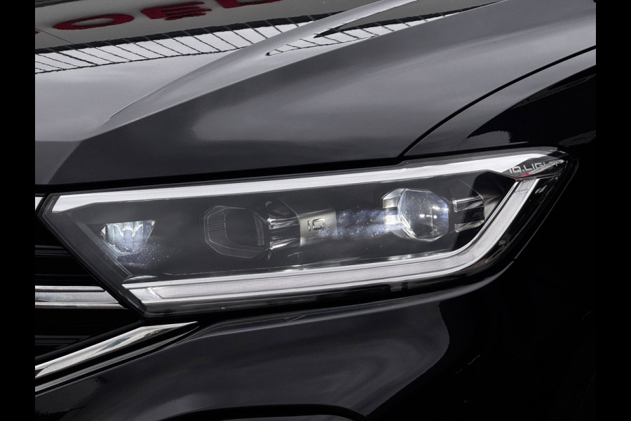 Volkswagen T-Roc 1.5 TSI R-Line | 150 PK | Trekhaak | IQ-Light | Camera | Stoelverwarming | Beats | PDC Rondom |