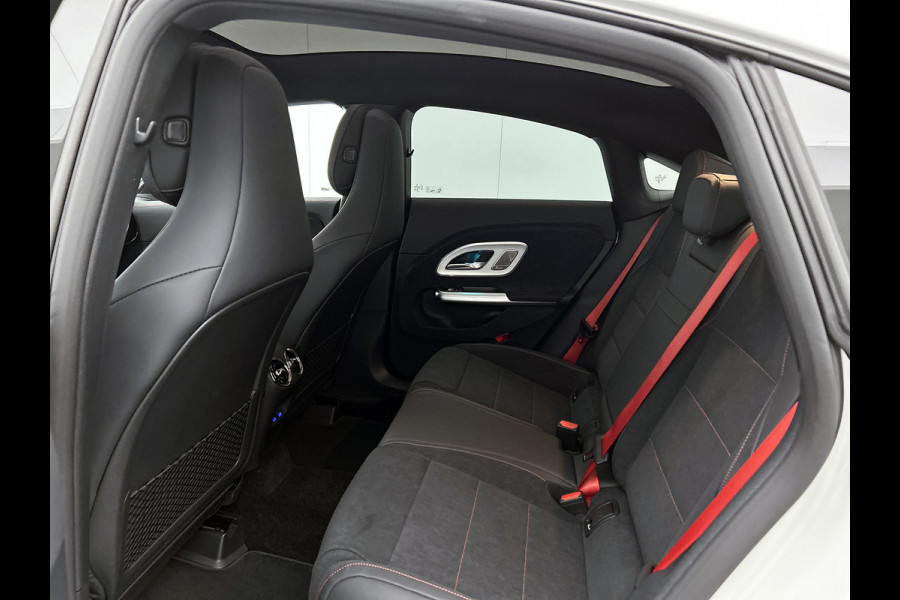 Mercedes-Benz CLA-Klasse 200 Business Solution AMG | Premium Plus pakket | Winterpakket | Nightpakket | Rijassistentiepakket | Sportstoelen | URBAN GUARD | 	Burmester 3D Surround Sound | Vast panoramadak |