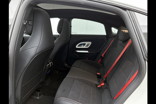 Mercedes-Benz CLA-Klasse 200 Business Solution AMG | Premium Plus pakket | Winterpakket | Nightpakket | Rijassistentiepakket | Sportstoelen | URBAN GUARD | 	Burmester 3D Surround Sound | Vast panoramadak |