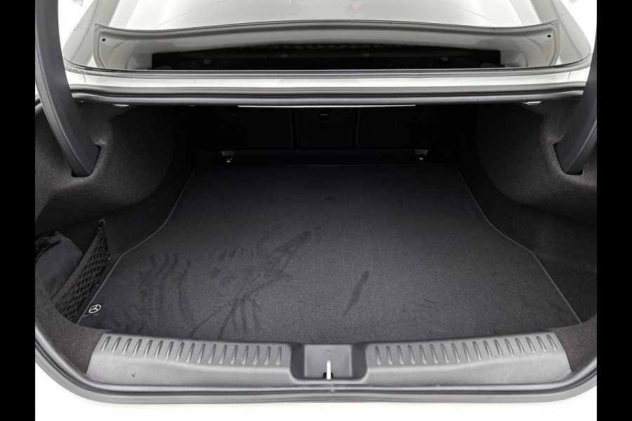 Mercedes-Benz CLA-Klasse 200 Business Solution AMG | Premium Plus pakket | Winterpakket | Nightpakket | Rijassistentiepakket | Sportstoelen | URBAN GUARD | 	Burmester 3D Surround Sound | Vast panoramadak |