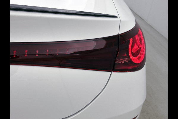 Mercedes-Benz CLA-Klasse 200 Business Solution AMG | Premium Plus pakket | Winterpakket | Nightpakket | Rijassistentiepakket | Sportstoelen | URBAN GUARD | 	Burmester 3D Surround Sound | Vast panoramadak |