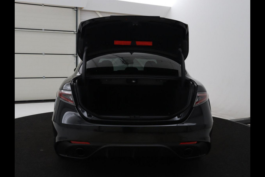Alfa Romeo Giulia 2.0 T GME AWD Competizione Q4 280pk Leder | Memory | Leder | Memory | Leder dashboard | Stuur/stoel verwarming | Matrix koplampen | Harman / Kardon | Dodehoek detectie | Park assist | Camera | Climate control | Virtual dashboard |
