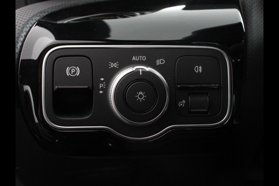 Mercedes-Benz A-Klasse 200 Automaat AMG Line Navigatie Climate control Camera Parkeer sensoren Half Lederen Bekleding Led  Cruise Control adaptive LM Velgen Dab Led