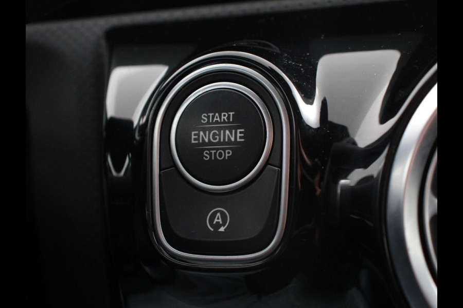 Mercedes-Benz A-Klasse 200 Automaat AMG Line Navigatie Climate control Camera Parkeer sensoren Half Lederen Bekleding Led  Cruise Control adaptive LM Velgen Dab Led