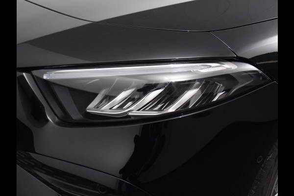 Mercedes-Benz A-Klasse 200 Automaat AMG Line Navigatie Climate control Camera Parkeer sensoren Half Lederen Bekleding Led  Cruise Control adaptive LM Velgen Dab Led