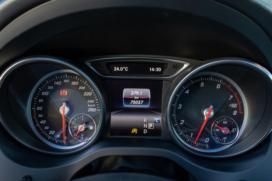 Mercedes-Benz CLA-Klasse 180 Buss AMG PANO CAMERA CARPLAY LED