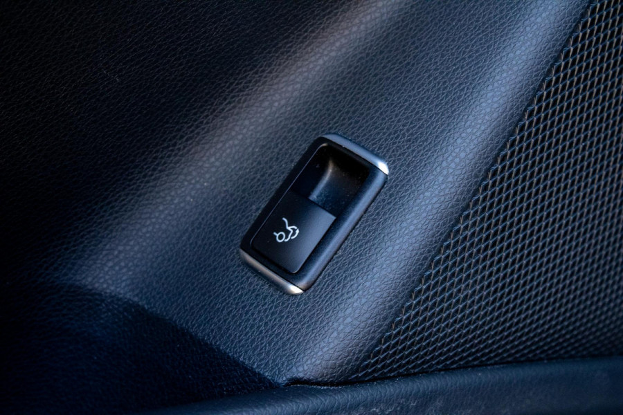 Mercedes-Benz CLA-Klasse 180 Buss AMG PANO CAMERA CARPLAY LED