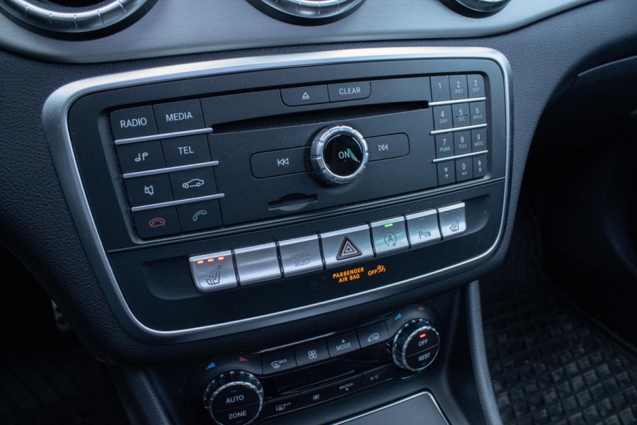 Mercedes-Benz CLA-Klasse 180 Buss AMG PANO CAMERA CARPLAY LED