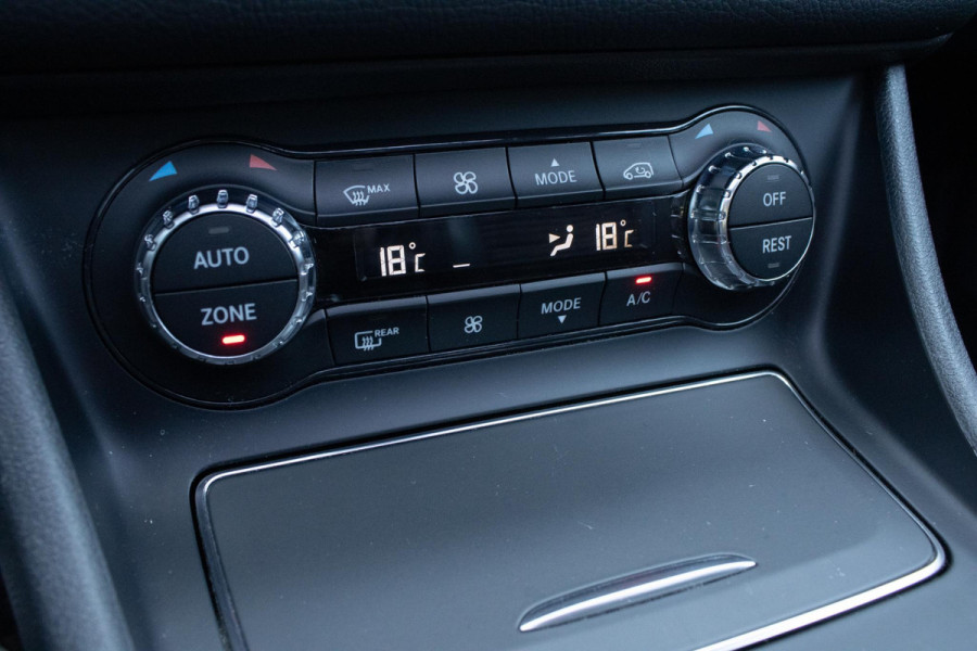 Mercedes-Benz CLA-Klasse 180 Buss AMG PANO CAMERA CARPLAY LED