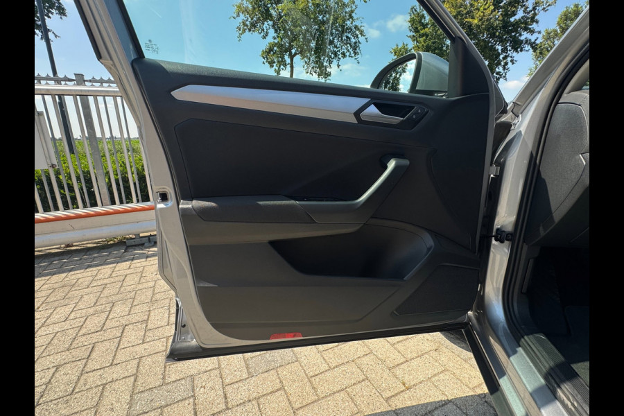 Volkswagen T-Roc 1.0 TSI Life LED / NAVIGATIE / DIGITAL COCKPIT / PARK ASSIST / STOELVERWARMING