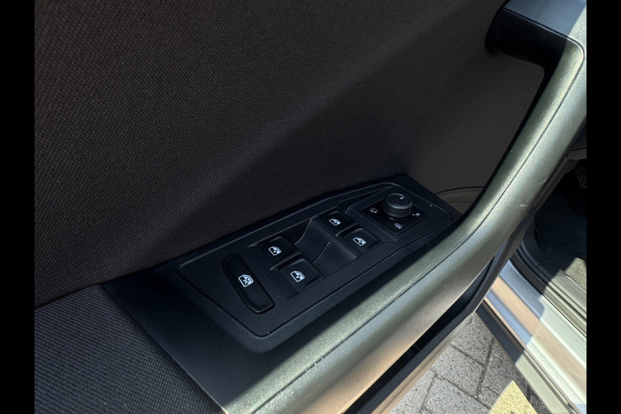 Volkswagen T-Roc 1.0 TSI Life LED / NAVIGATIE / DIGITAL COCKPIT / PARK ASSIST / STOELVERWARMING