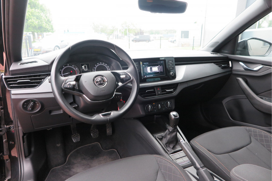 Škoda SCALA 1.0 TSI 110pk H6 Sport Business. Panoramadak , Led, Stoelverwarming, Achteruitrijcamera , PDC , Carplay , (navigatie via carplay) DAB+