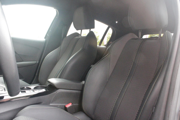 Peugeot 208 1.2 Hybrid 145PK AUTOMAAT GT | CAMERA VOOR + ACHTER | NAVIGATIE | DRAADLOZE APPLE CARPLAY/ANDROID AUTO | FULL LED KOPLAMPEN | LICHTMETALEN VELGEN 17" | DODEHOEK DETECTIE | DRAADLOZE TELEFOONLADER | KEYLESS ENTRY/START | DAB+ RADIO | ADAPTIVE CRUISE CONTROL | CLIMATE CONTROL |