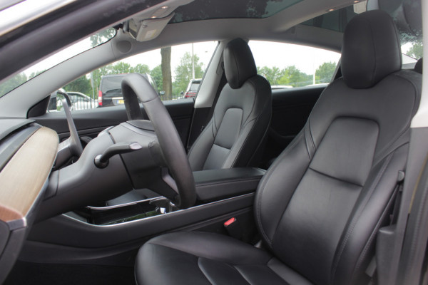Tesla Model 3 Long Range AWD 75 kWh / SoH 86,8% / Trekhaak / Autopilot / Panoramadak / Camera / Premium Audio / 18'' / Leder / Stoel+Stuurverwarming / ACC