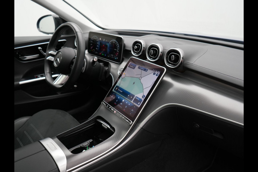 Mercedes-Benz C-Klasse Estate 300 e 4MATIC AMG Line PHEV 313pk Dealer O.H. | Trekhaak Af Fabriek | Panodak | 360 Camera | Head Up | Adaptive Cruise | Digital Light | Alcantara Sportstoelen Memory & Verwarmd | Sfeerverlichting | Apple Carplay | Blis | DAB | Plug In Hybrid |