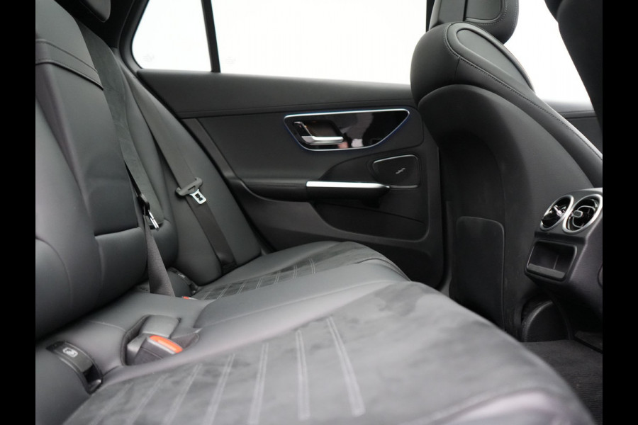 Mercedes-Benz C-Klasse Estate 300 e 4MATIC AMG Line PHEV 313pk Dealer O.H. | Trekhaak Af Fabriek | Panodak | 360 Camera | Head Up | Adaptive Cruise | Digital Light | Alcantara Sportstoelen Memory & Verwarmd | Sfeerverlichting | Apple Carplay | Blis | DAB | Plug In Hybrid |