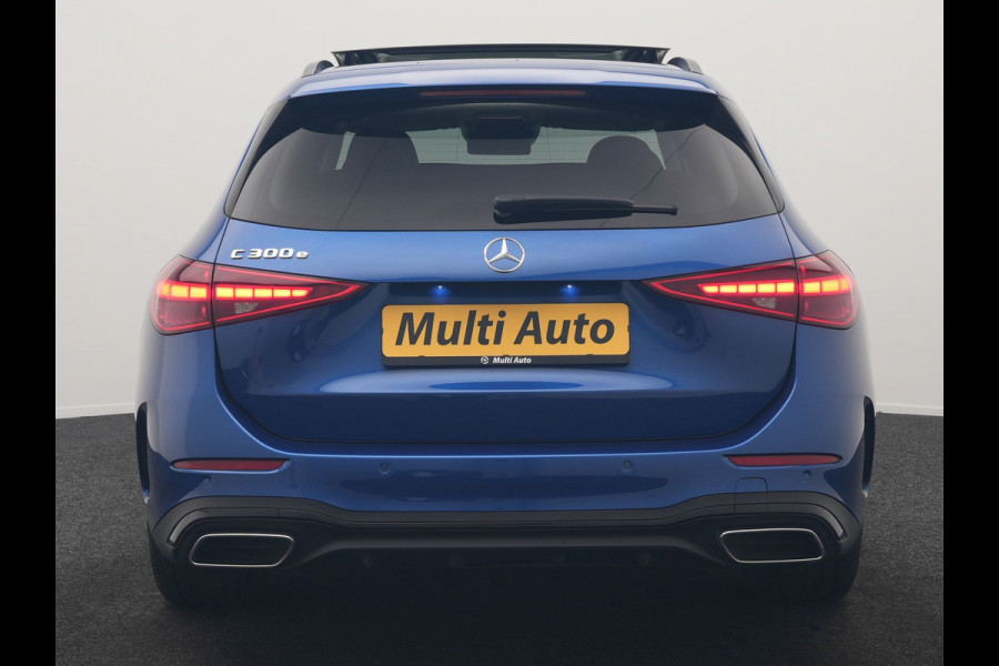 Mercedes-Benz C-Klasse Estate 300 e 4MATIC AMG Line PHEV 313pk Dealer O.H. | Trekhaak Af Fabriek | Panodak | 360 Camera | Head Up | Adaptive Cruise | Digital Light | Alcantara Sportstoelen Memory & Verwarmd | Sfeerverlichting | Apple Carplay | Blis | DAB | Plug In Hybrid |
