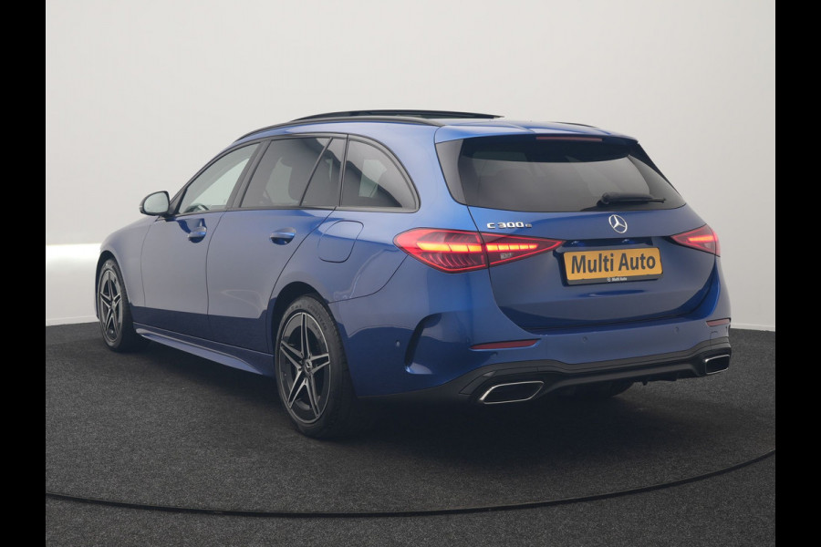 Mercedes-Benz C-Klasse Estate 300 e 4MATIC AMG Line PHEV 313pk Dealer O.H. | Trekhaak Af Fabriek | Panodak | 360 Camera | Head Up | Adaptive Cruise | Digital Light | Alcantara Sportstoelen Memory & Verwarmd | Sfeerverlichting | Apple Carplay | Blis | DAB | Plug In Hybrid |