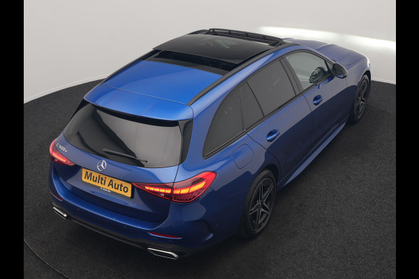 Mercedes-Benz C-Klasse Estate 300 e 4MATIC AMG Line PHEV 313pk Dealer O.H. | Trekhaak Af Fabriek | Panodak | 360 Camera | Head Up | Adaptive Cruise | Digital Light | Alcantara Sportstoelen Memory & Verwarmd | Sfeerverlichting | Apple Carplay | Blis | DAB | Plug In Hybrid |