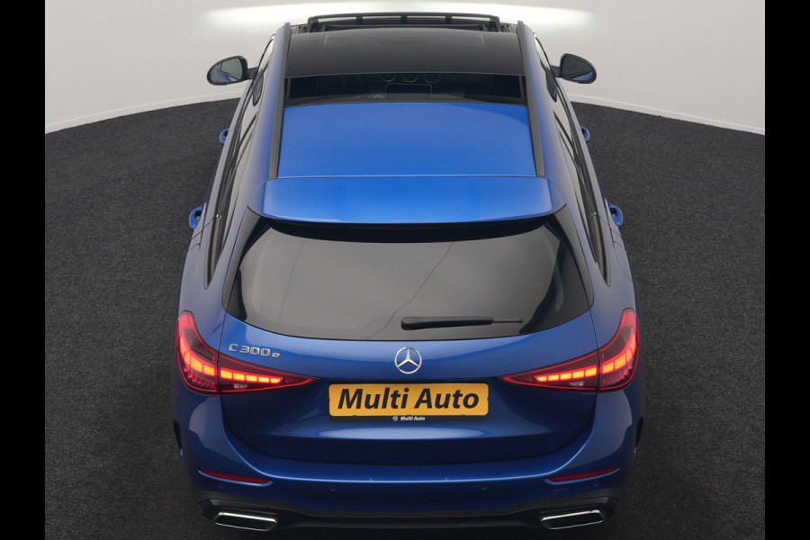 Mercedes-Benz C-Klasse Estate 300 e 4MATIC AMG Line PHEV 313pk Dealer O.H. | Trekhaak Af Fabriek | Panodak | 360 Camera | Head Up | Adaptive Cruise | Digital Light | Alcantara Sportstoelen Memory & Verwarmd | Sfeerverlichting | Apple Carplay | Blis | DAB | Plug In Hybrid |