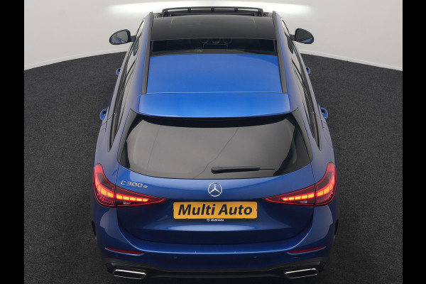 Mercedes-Benz C-Klasse Estate 300 e 4MATIC AMG Line PHEV 313pk Dealer O.H. | Trekhaak Af Fabriek | Panodak | 360 Camera | Head Up | Adaptive Cruise | Digital Light | Alcantara Sportstoelen Memory & Verwarmd | Sfeerverlichting | Apple Carplay | Blis | DAB | Plug In Hybrid |