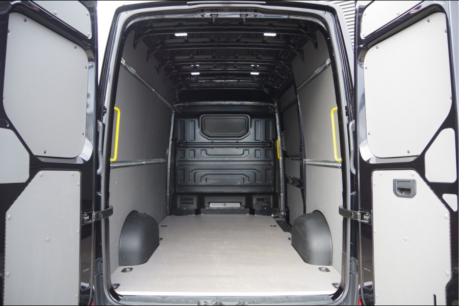 Volkswagen Crafter 35 2.0 TDI L3H3(L2H2) BLACK EDITION! AUT. LED, TREKHAAK, BETIMMERING, STOELVERWARMING, GEVEERDE ERGO COMFORT STOEL, CAMERA, NAVI