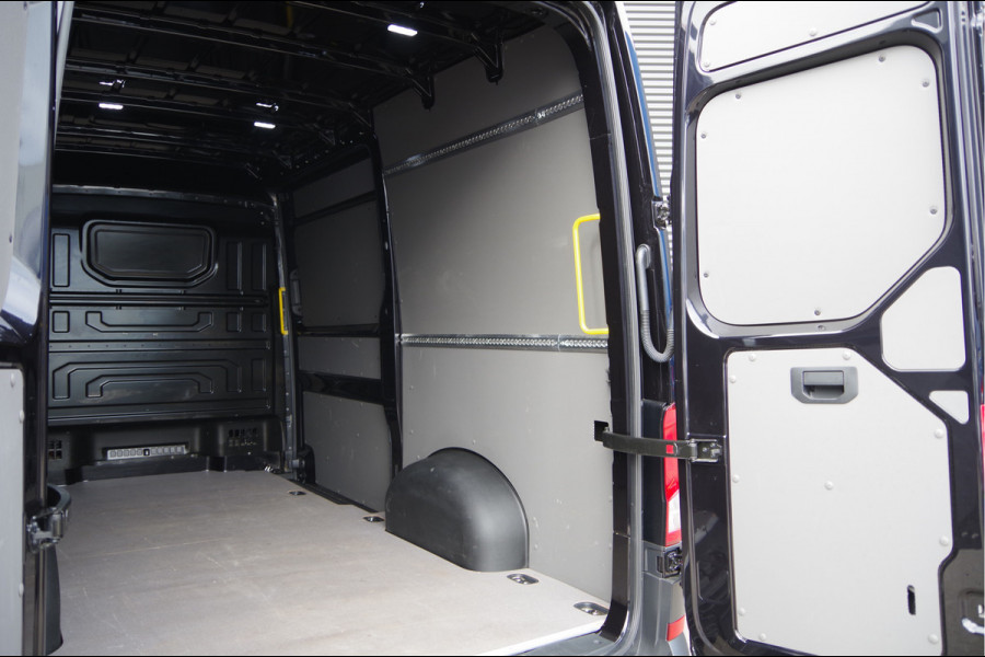 Volkswagen Crafter 35 2.0 TDI L3H3(L2H2) BLACK EDITION! AUT. LED, TREKHAAK, BETIMMERING, STOELVERWARMING, GEVEERDE ERGO COMFORT STOEL, CAMERA, NAVI