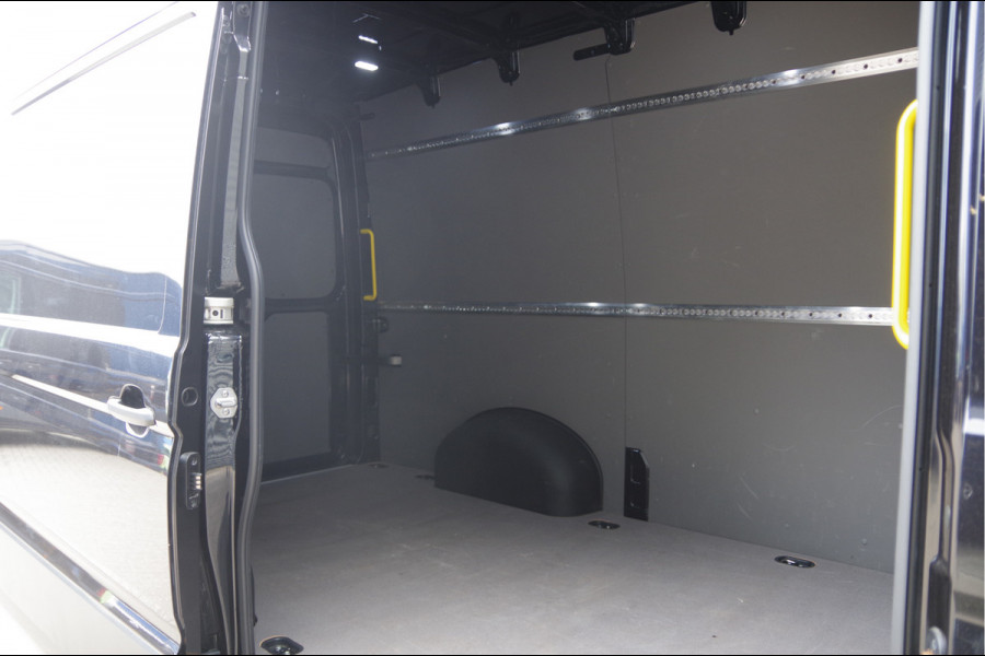 Volkswagen Crafter 35 2.0 TDI L3H3(L2H2) BLACK EDITION! AUT. LED, TREKHAAK, BETIMMERING, STOELVERWARMING, GEVEERDE ERGO COMFORT STOEL, CAMERA, NAVI