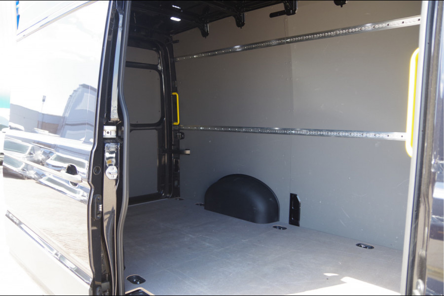 Volkswagen Crafter 35 2.0 TDI L3H3(L2H2) BLACK EDITION! AUT. LED, TREKHAAK, BETIMMERING, STOELVERWARMING, GEVEERDE ERGO COMFORT STOEL, CAMERA, NAVI