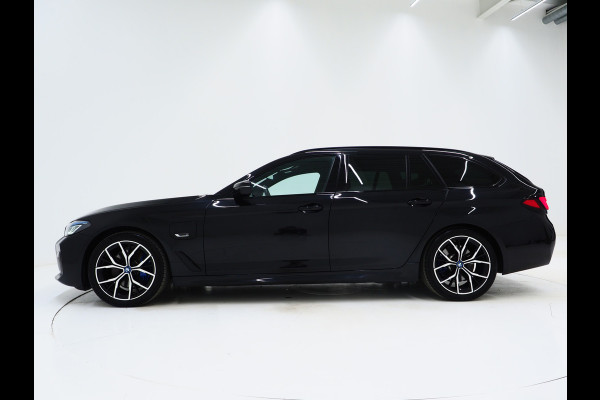 BMW 5 Serie Touring 530e M Sport Shadow Line | Panoramadak | Leder | LaserLED | HUD | Keyless | Sfeerlicht | Camera | Dodehoek