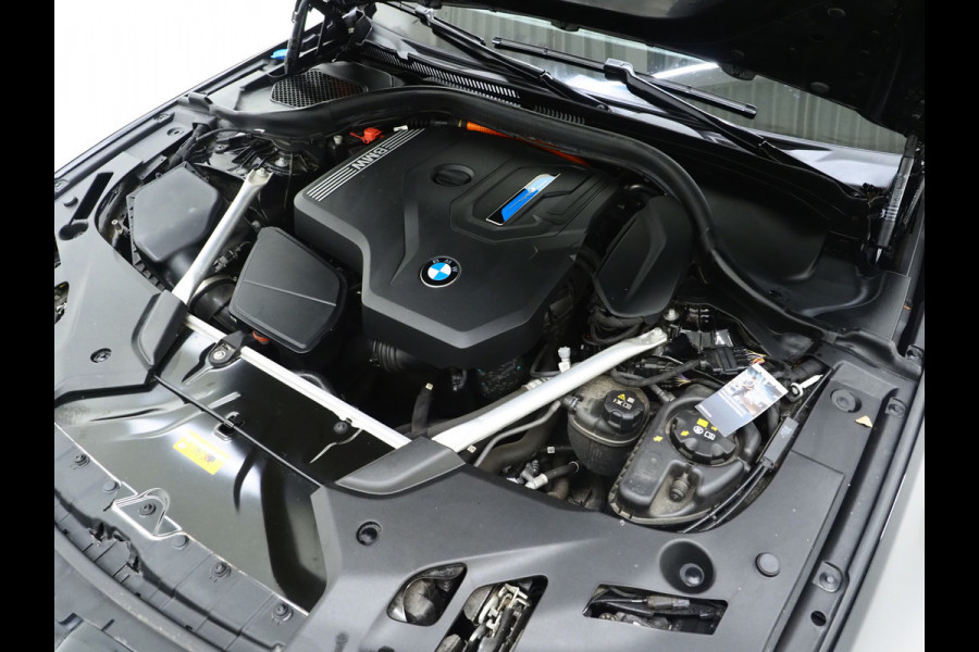 BMW 5 Serie Touring 530e M Sport Shadow Line | Panoramadak | Leder | LaserLED | HUD | Keyless | Sfeerlicht | Camera | Dodehoek
