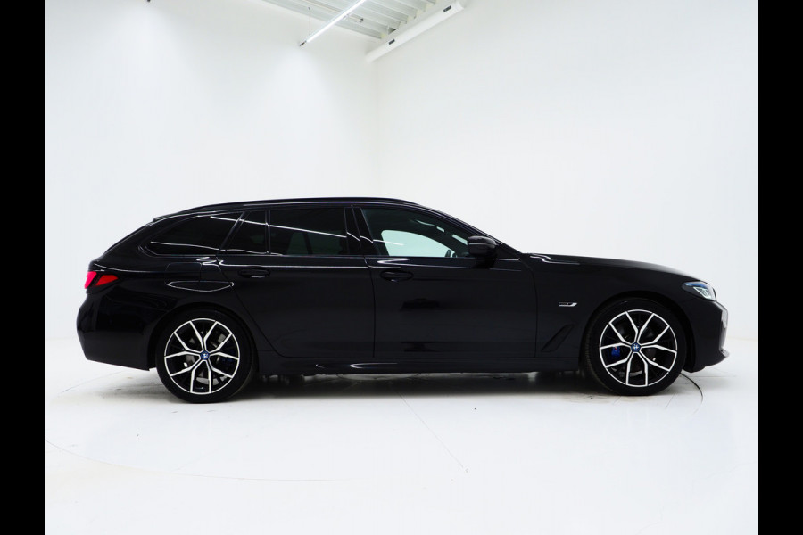 BMW 5 Serie Touring 530e M Sport Shadow Line | Panoramadak | Leder | LaserLED | HUD | Keyless | Sfeerlicht | Camera | Dodehoek