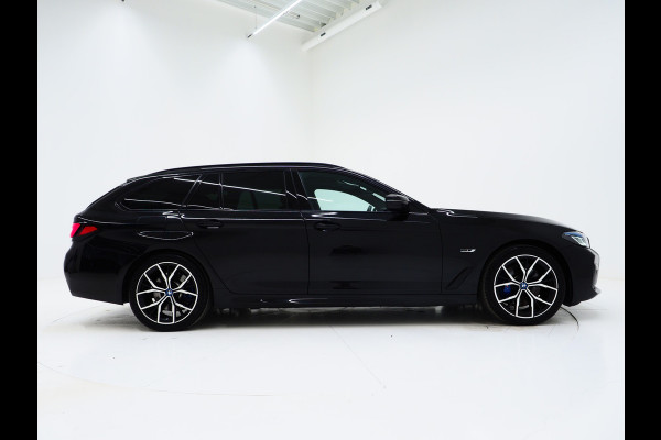 BMW 5 Serie Touring 530e M Sport Shadow Line | Panoramadak | Leder | LaserLED | HUD | Keyless | Sfeerlicht | Camera | Dodehoek